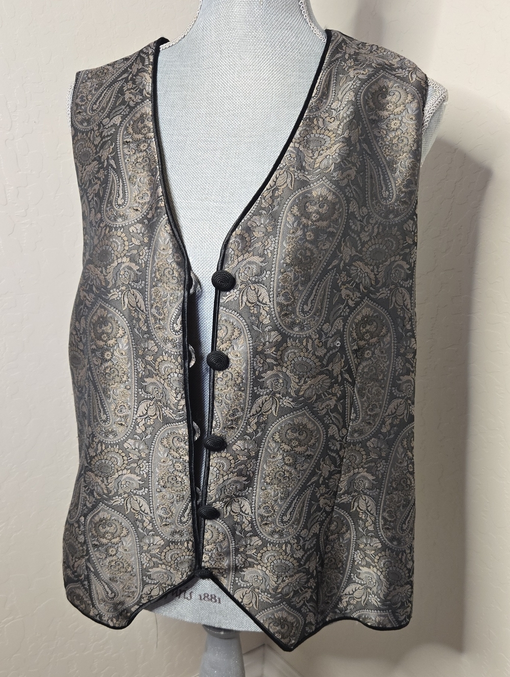 Metallic Paisley Button-Front Vest in Silver and Black